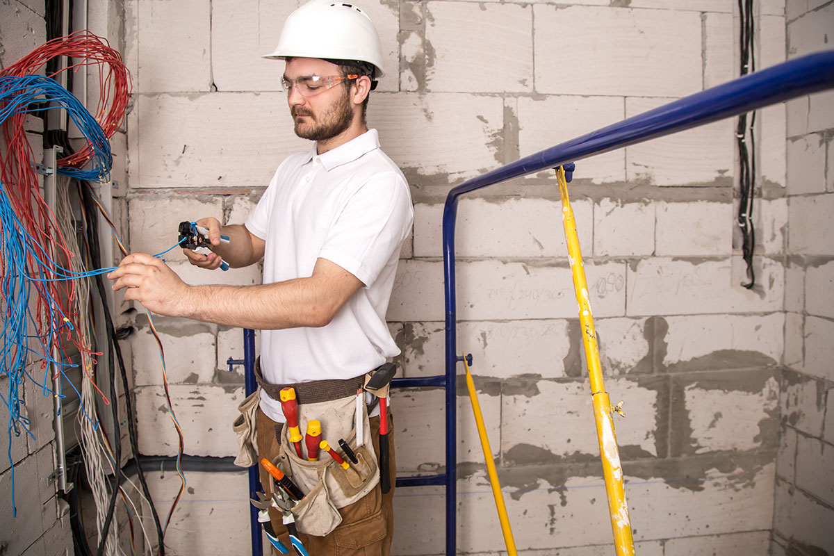 Trabalhando com segurança próximo a fios elétricos