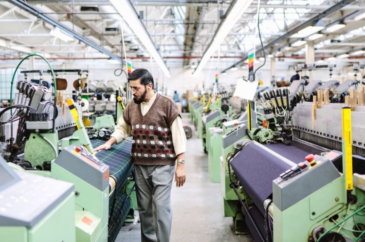 Você está Protegendo seus Colaboradores? O que dizem as Normas NR-10 e NR-17 sobre Tapetes Industriais