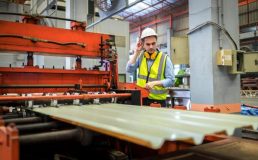 Como os tapetes industriais aumentam a segurança em ambientes com máquinas pesadas