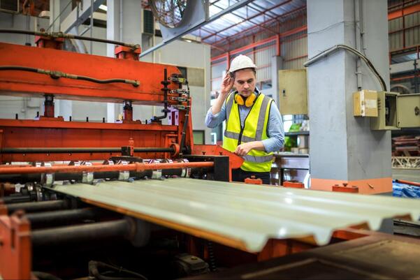 Como os tapetes industriais aumentam a segurança em ambientes com máquinas pesadas