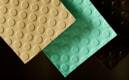 O que diz a NR-17 sobre o uso de tapetes ergonômicos nas indústrias?