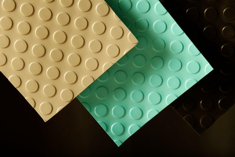 O que diz a NR-17 sobre o uso de tapetes ergonômicos nas indústrias?