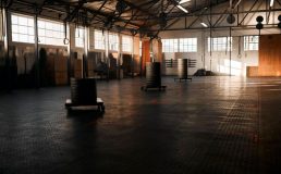 Como higienizar tapetes industriais sem perder as propriedades antiderrapantes?