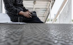 Como os estrados ajudam na prevenção de acidentes e quedas?