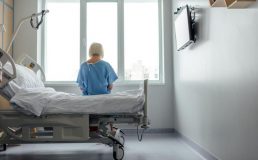 Por que hospitais e clínicas devem investir em tapetes ergonômicos e antiderrapantes?