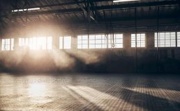 Como o desconforto no piso afeta o desempenho da equipe?